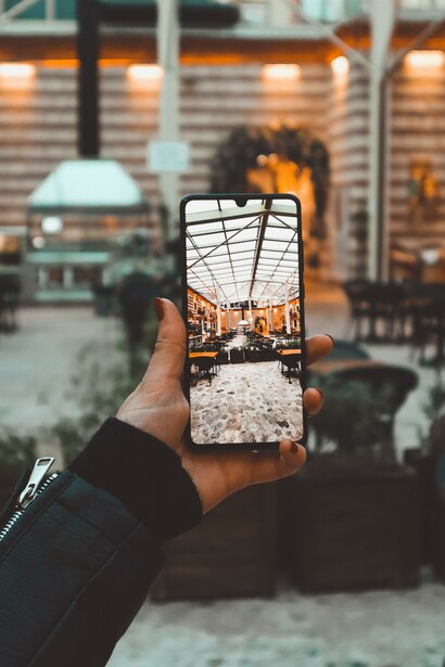 Pessoa tirando foto de um restaurante