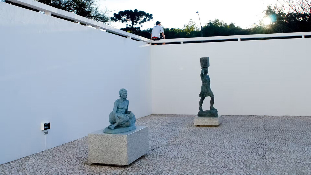 Patio de esculturas, vista de exhibición. Cortesía del Museu Oscar Niemeyer