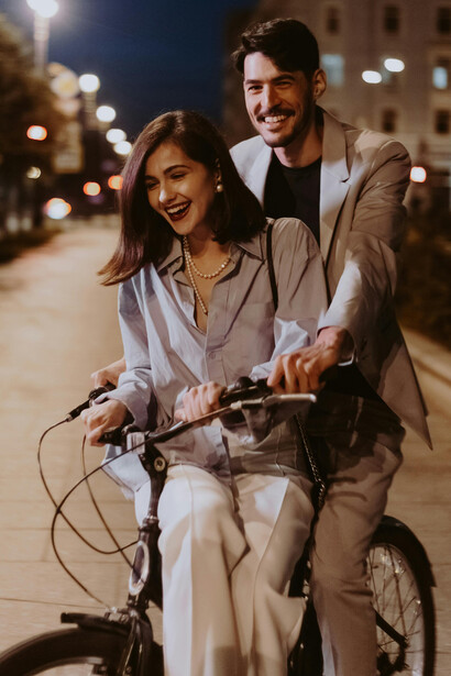 Entre o caos e a calmaria, escolhemos o caminho da tranquilidade. Juntos, deixamos para trás a agitação do dia e nos aventuramos em uma jornada de bicicleta, descobrindo novas perspectivas