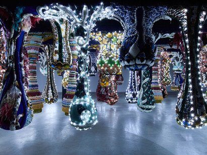 Joana Vasconcelos, Floresta encantada [Bosque encantado] (detalle), 2024. Cortesía del Museo Picasso Málaga