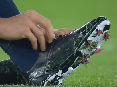 Una jugadora se ata la bota