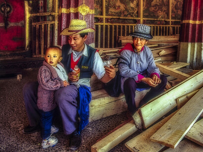 Tibet – Famiglia nel monastero di Drepung, foto Sergio Pessolano