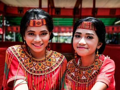 Torajan young girls. The population of the highlands in the end completely identified (themselves) as Torajans in the 1930s

