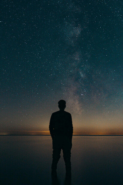 Al reducir el volumen del “yo”, el horizonte se ensancha y el mundo deja de girar en torno a nuestras urgencias para revelarse como un sistema inmenso del que apenas somos una hebra