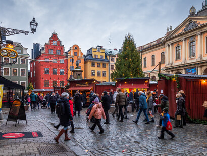 Los suecos témpano y los suecos comprometidos, que no se entienden sin la solidaridad con los chilenos, pero sin el apoyo sordo a los nazis. Gran plaza en Gamla Stan, diciembre 2022, Estocolmo, Suecia