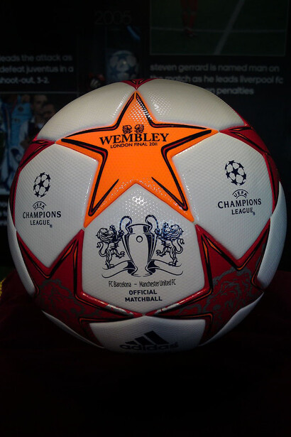 Un pallone della finale della UEFA Champions League 2011 in mostra allo UEFA Champions Festival di Hyde Park, Londra