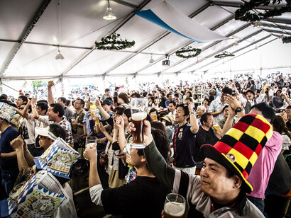 La folla all’Oktoberfest di Odaiba
