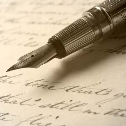 Escritura con pluma fuente. Frecuentemente figuran en nuestra conversación palabras recortadas (mutiladas) hasta con gracia