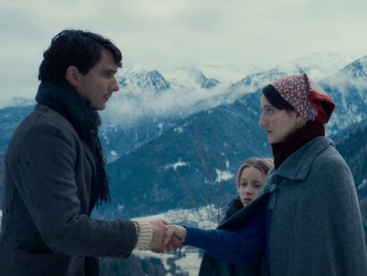 Il film si distingue per una fotografia raffinata e quasi monocromatica, che immerge lo spettatore in un'atmosfera austera e senza tempo, riflettendo la durezza e la bellezza della vita rurale. Immagine dal trailer del film con Giuseppe De Domenico e Martina Scrinzi