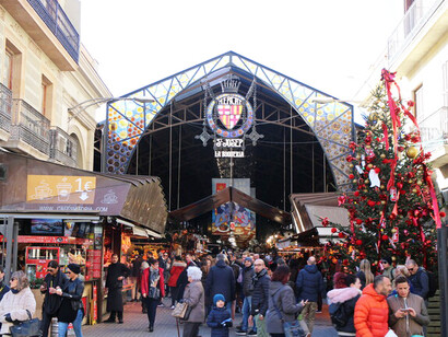 Estos valientes luchadores por el bienestar común enarbolan el original lema «Tourists go home". El Mercado de la Boqueria, Barcelona, España