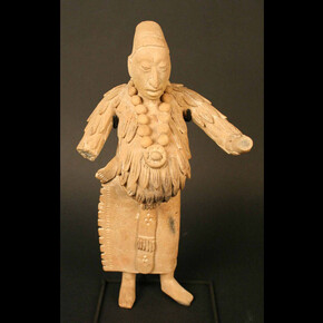 Figura antropomorfa masculina

Materiales: Cerámica

Clásico Tardío 600 - 900 DC

Medidas: 270 mm de alto x 137 mm de ancho