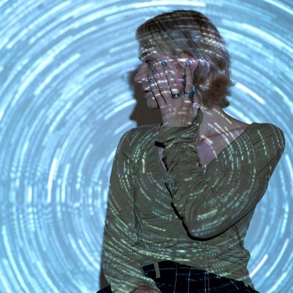 Durante una rappresentazione teatrale, il pubblico può sperimentare un coinvolgimento emotivo basato su processi di simulazione e immedesimazione con gli attori