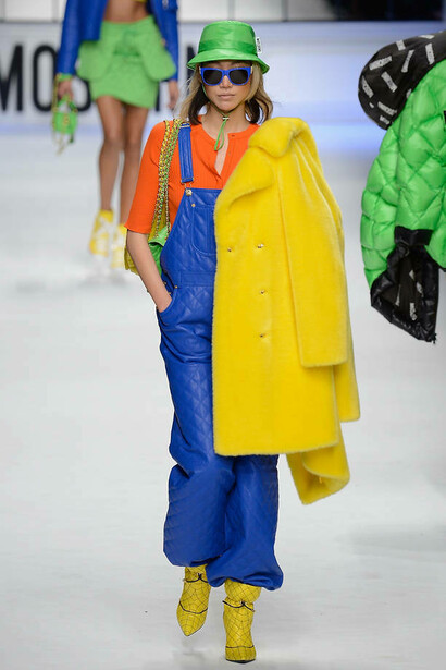 Moschino, cappotto doppiopetto in ecopelliccia gialla