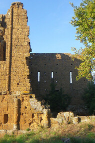 Chiesa di S. Pietro, necropoli di Norchia, sito archeologico preistorico, etrusco, romano e medievale nei pressi di Vetralla, anche se sia le necropoli che i resti della città ricadono nel territorio del comune di Viterbo, Italia