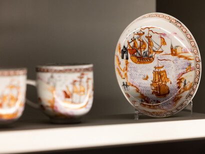 Chinese export porcelain. Former Cunha Alves Collection, exhibition view. Courtesy of Fundação Oriente