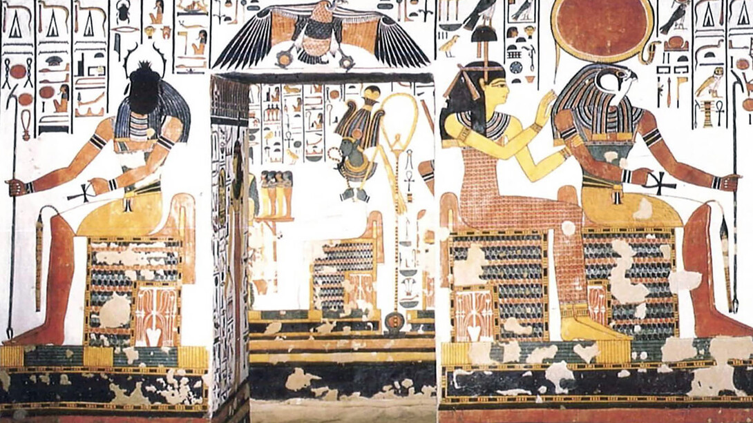 Entrada de la tumba de Nefertari, mostrando al dios Khepri en el lado izquierdo