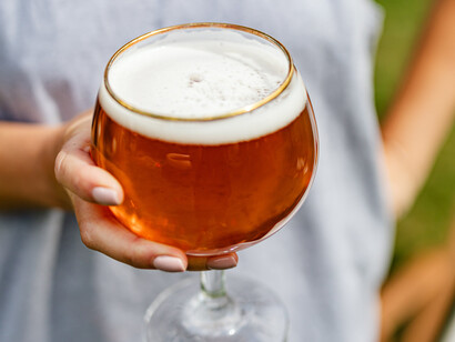 Cerveja de cor caramelo