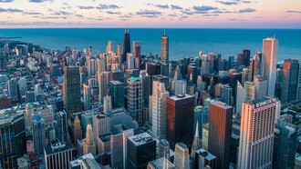 Chicago, USA. È in atto un processo di progressiva depauperizzazione urbana, ed al tempo stesso di estrema privatizzazione di tutto ciò che è pubblico