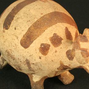 Ocarina: camélido

Materiales: Cerámica

Intermedio Tardío

Medidas: 105 mm de largo x 65 mm de ancho x 60 de alto.