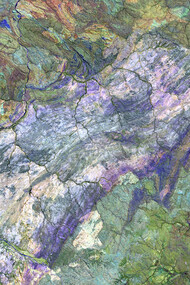 Geologia complexa vista de cima. Bienal aborda território das mais diversas maneiras, com diferentes suportes e linguagens