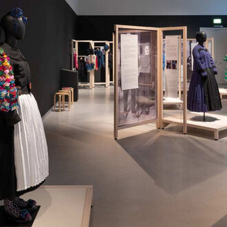 Schwerer stoff. Frauen, trachten, lebensgeschichten, ausstellungsansicht. Mit freundlicher genehmigung des Museums Europäischer Kulturen