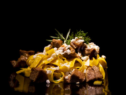 Tagliatella allo zafferano con straccetti di vitello e ricotta affumicata    