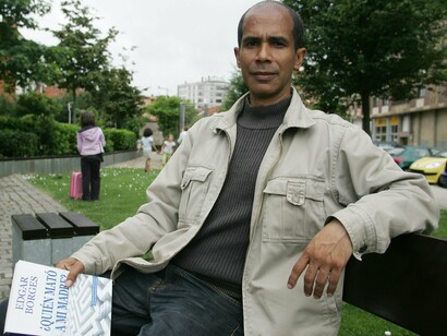 Edgar Borges con un ejemplar de su novela "¿Quién mato a mi madre?"