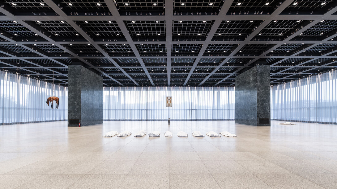 Maurizio Cattelan, Night, ausstellungsansicht. Mit freundlicher genehmigung der Neuen Nationalgalerie