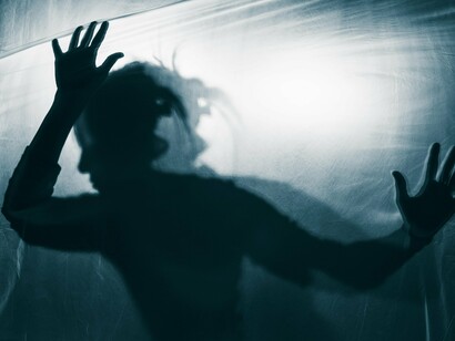 Não sei, o que posso observar daqui de onde estou é que nós vivemos num formigueiro frenético, em um eterno vai e vem danado em busca de fortuna monetária que ninguém levará para o caixão