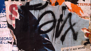 Jacques Villeglé, La Paix, mars 1977, Affiches lacérées marouflées sur toile, 74 x 74 cm, Courtesy Galerie GP & N Vallois, Paris  
