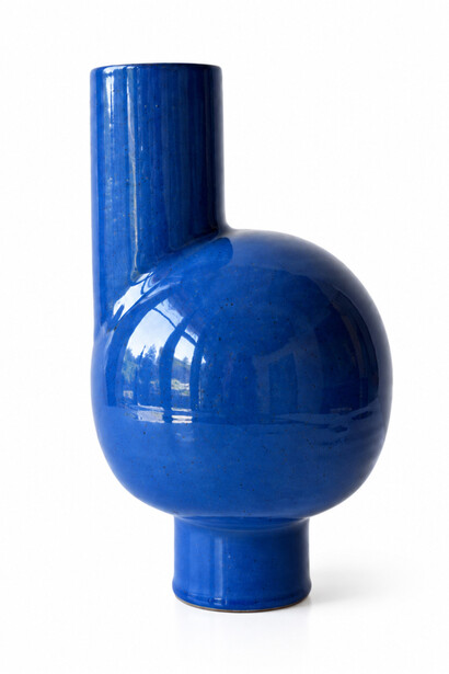 Matthias Kaiser, Blue wayward vase, 2026. Courtesy of Mindy Solomon Gallery