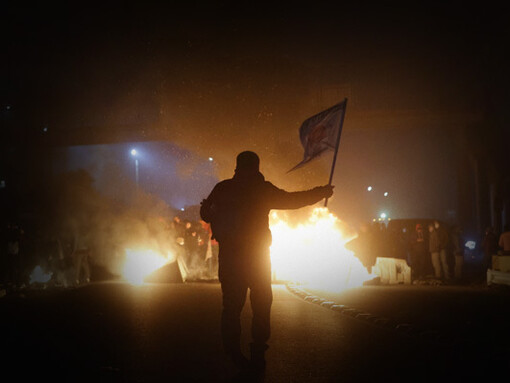 Hombre sujeta una bandera chilena en una protesta por el cierre de la Fundición Ventanas