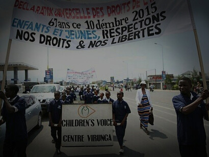 Escolares en Goma en la ceremonia del desfile del 67º aniversario de la Declaración Universal de Derechos Humanos, República Democrática del Congo