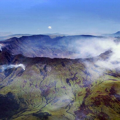 Vista aerea della caldera del Monte Tambora sull'isola di Sumbawa, Indonesia