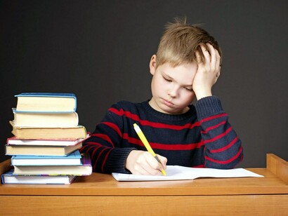 Un niño aburrido haciendo los deberes