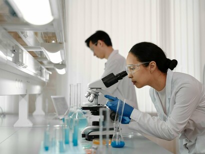 Pesquisadores em laboratório. O trabalho científico no Brasil enfrenta uma série de dificuldades que tornam o progresso mais lento e desafiador. A falta de financiamento é uma das barreiras mais notórias: muitos pesquisadores dependem de bolsas de estudos e financiamentos de agências públicas para conduzir seus projetos, e esses recursos, em muitos casos, são escassos e instáveis