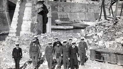 L'equipaggio MAS nei luoghi bombardati di Livorno