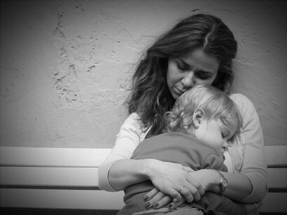 Una madre abraza a su hijo