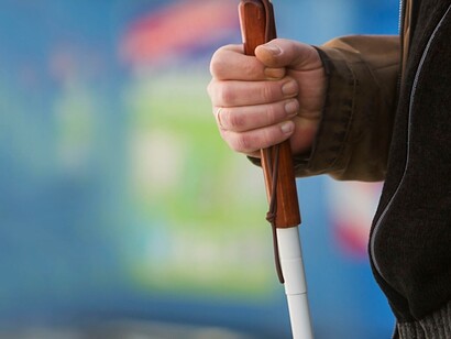 Un invidente empuña su bastón 