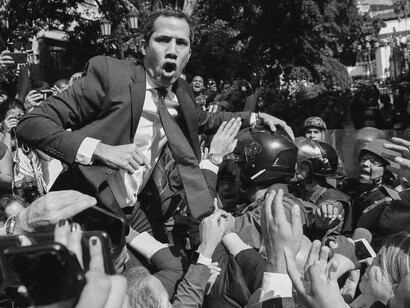 Guaidó se enfrenta a elementos de la policía que le impiden ingresar al edificio de la Asamblea Nacional