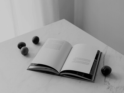 Libro abierto sobre una mesa. La constante transformación de energía y materia en el pensamiento filosófico