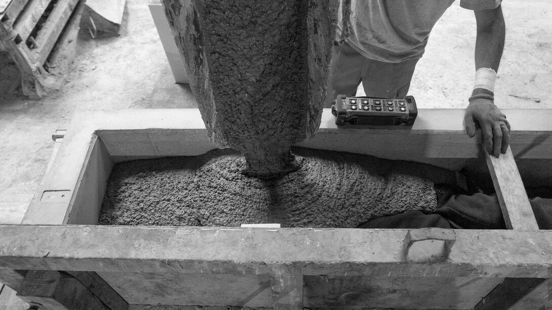 Eugenio Merino, Detalle del vertido de 1150 kg cemento, fábrica de mobiliario Urbano, Girona, 24 julio de 2024. Cortesía de ADN Galería. Foto por Marc Calleja