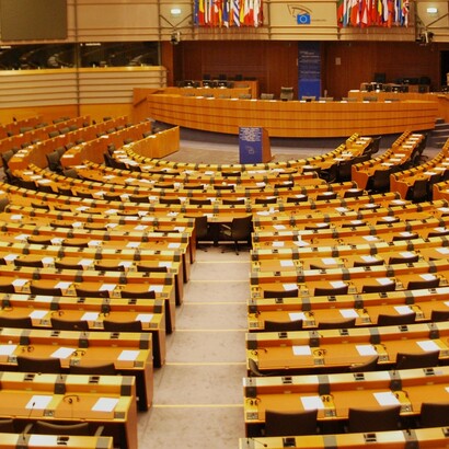 Il dibattito sull'inserimento delle lobby negli affari del Parlamento Europeo continua, con posizioni contrastanti tra chi le vede come un elemento di democrazia e chi teme il rischio di manipolazione delle politiche pubbliche