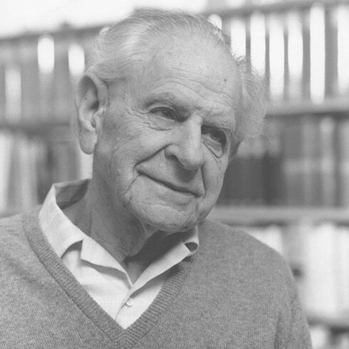 Karl Popper en su biblioteca