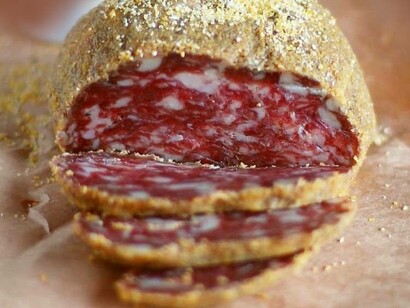 La pitina, salume tipico della Val Tramontina e della Val Cellina, che non viene insaccato ma preparato come un polpettone, ricoperto di farina di mais per polenta e affumicato