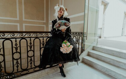 O retrato de uma mulher vestida de preto evoca a figura de Ernestine Étoylland, viúva que decide construir uma identidade própria longe da notoriedade do marido. Ao transformar a antiga residência da família em hotel, ela converte uma paixão pessoal em um novo projeto de vida