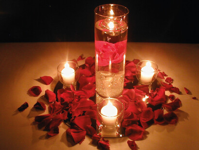 Velas y pétalos de rosa