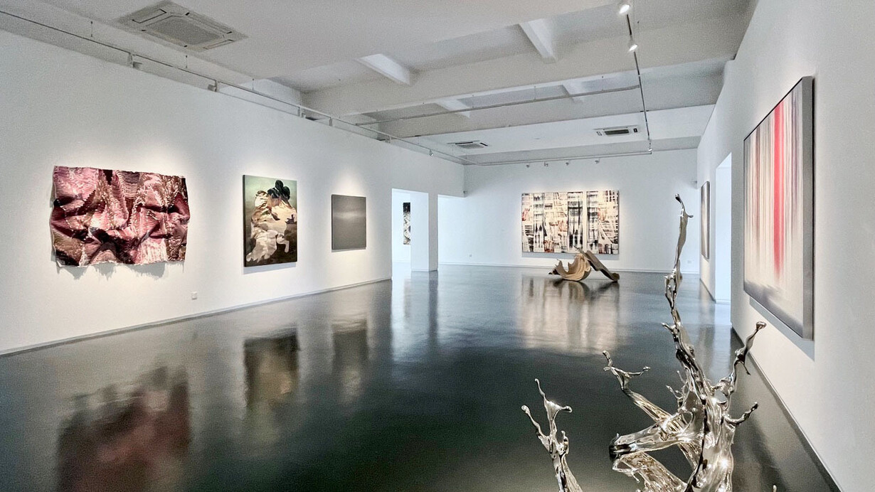 Various artists, Earth to sky, exhibition view. Courtesy of Sundaram Tagore Gallery