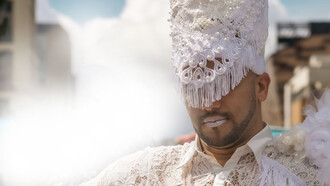 Le contraste entre ses origines latino-américaines et sa vie à New York a donné naissance à une esthétique qui dialogue entre deux mondes