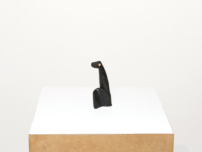 Cícero Alves dos Santos (Véio), Põe mesa, 2014, Madeira, 11 x 5,5 x 3,5 cm. ©Germana Monte-Mor